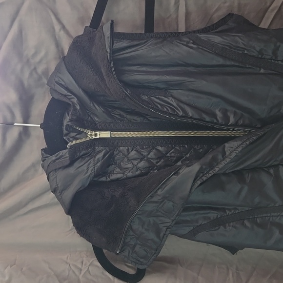 LULULEMON RUNNING VEST WITH DETACHABLE HOOD - LIKE NEW CONDITION SIZE: 4 - Picture 2 of 8